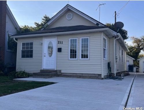 211 Nicholai St, Hicksville NY  11801-3827 exterior