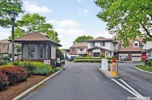 29 Cambridge Dr, Copiague, NY 11726-3209