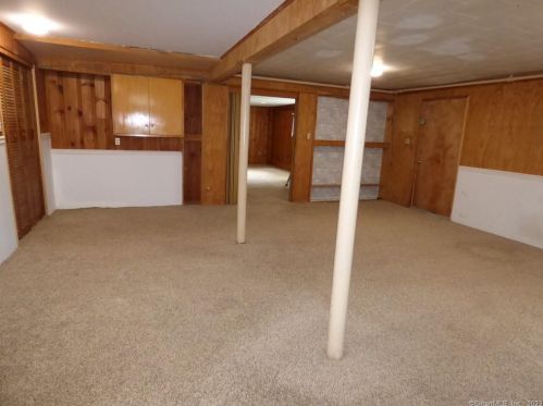 6 Ridgeland Cir, Wallingford CT  06492-2121 exterior