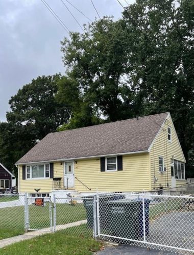 60 Valley Cir, Bridgeport, CT 06606-3845