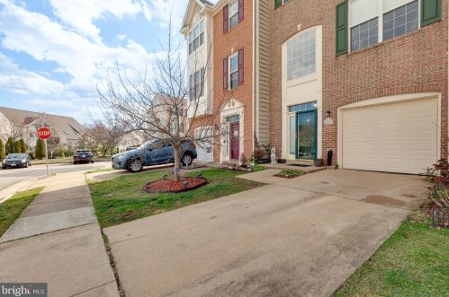 903 Freshes Ln, Woodbridge, VA 22191-1228