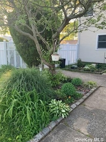 1233 5th St, Babylon, NY 11704-4535