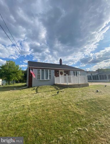 241 Capital Dr, West Deptford NJ  08051-1247 exterior