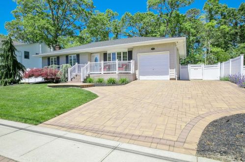 77 Flaxwood Dr, Holbrook, NY 11741-3210