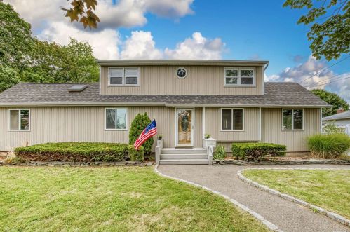 398 31st St, North Lindenhurst, NY 11757-3216