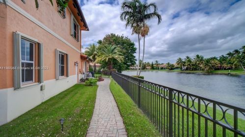 15963 79th Pl, Hialeah FL  33016-6647 exterior
