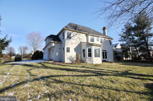 42 Bruce Dr, Southampton PA  18966-2125 exterior
