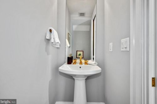 3749 Jocelyn St, Washington DC 20015-1836 exterior