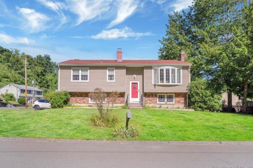 96 Pinecrest Dr, Waterbury, CT 06708-1854