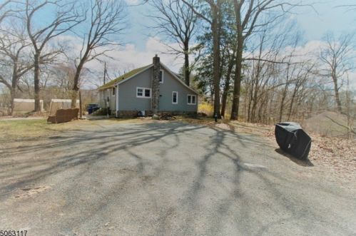 6 Birchwood Dr, Mount Olive NJ  07828-1604 exterior