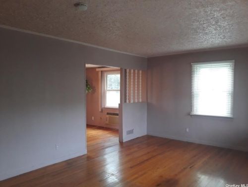 735 Sharon Rd, Copiague, NY 11726-3319