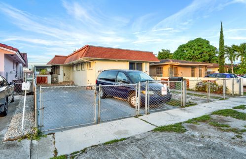 415 10th St, Hialeah, FL 33010-3631