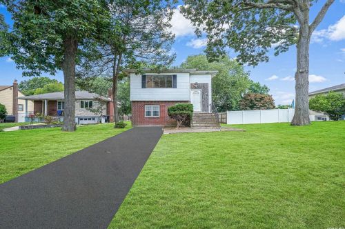 51 Oakdale St, Bayshore, NY 11706-2630