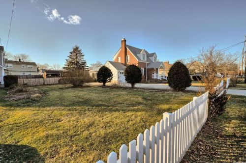 34 King St, San Remo, NY 11754-2527