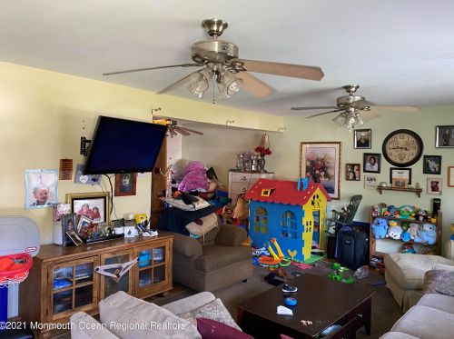 555 Susan Dr, Bricktown, NJ 08723-6453