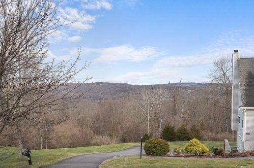 84 Van Scoy Rd, Poughquag, NY 12570-5235