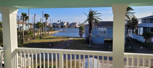 1407 103rd St, Galveston, TX 77554-9374