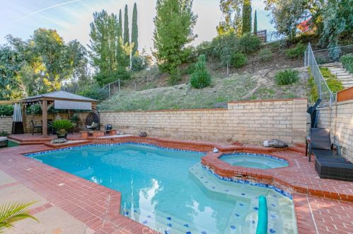 27067 Alabastro Dr, Santa Clarita CA  91354-2215 exterior