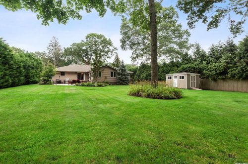 96 Vanderbilt Blvd, Oakdale NY  11769-2033 exterior