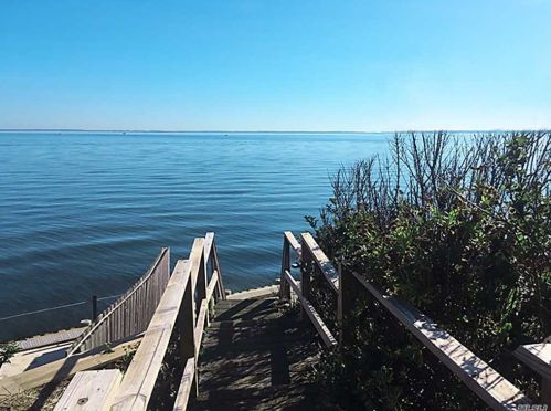 6825 Peconic Bay Blvd, Laurel, NY 11948-1937
