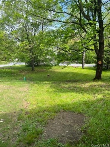 11 Woodland Dr, Poughquag, NY 12570-5439