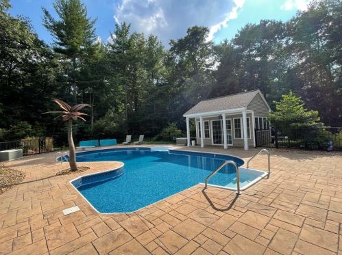 23 Bunker Hill Dr, Londonderry, NH 03053-2543