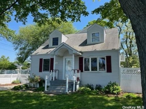 576 Hamilton Ave, North Lindenhurst, NY 11757-3421