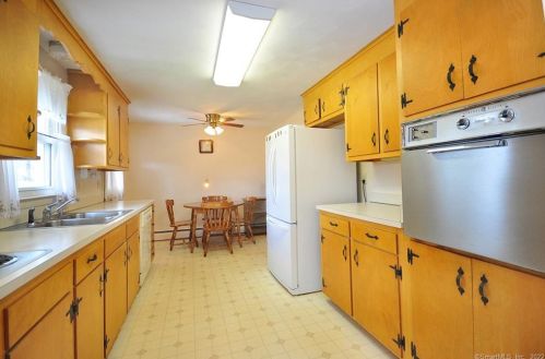 50 Gardner St, Manchester CT 06040-6606 exterior