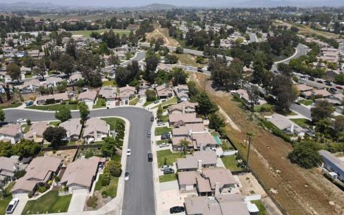 42137 Teatree Ct, Temecula CA  92591-3825 exterior