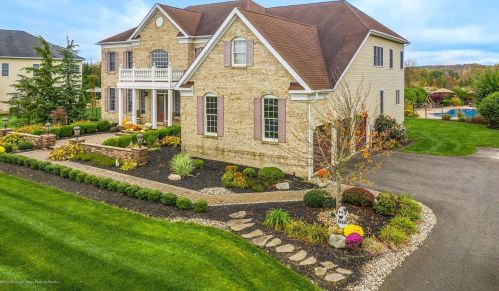 10 Courtney Ct, East Freehold, NJ 07728-9560