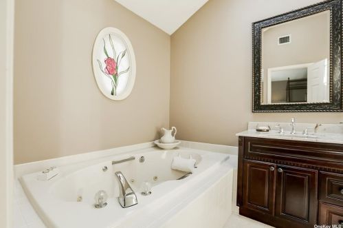 11 Remsen Ct, Mount Sinai NY  11766-1603 exterior