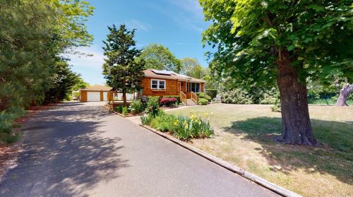 250 Chichester Ave, Center Moriches, NY 11934-2000