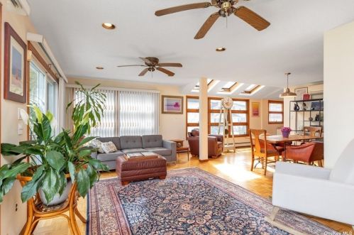 21 Beverly Rd, North Wantagh, NY 11793-4517