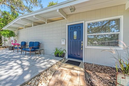 6561 Mango Ave, Saint Petersburg, FL 33707-2211