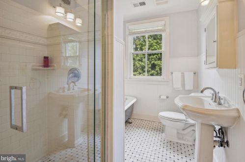 19 Cornwall St, Leesburg VA 20176-2701 exterior