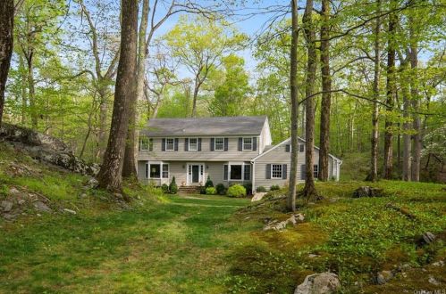 55 Deerfield Rd, Scotts Corners, NY 10576-1440