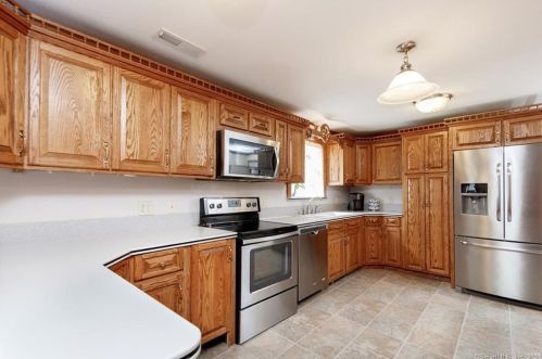 27 Seagrave St, Killingly, CT 06239-4130