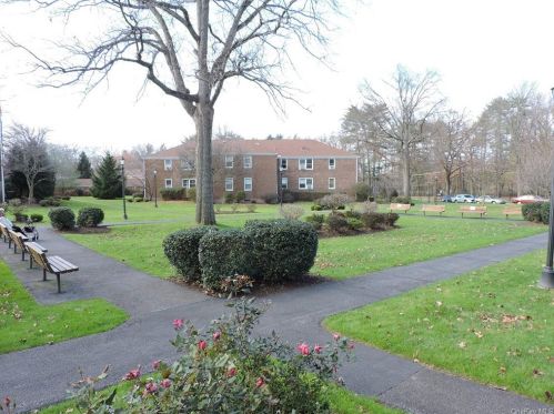 13 Bryant Cres, White Plains NY  10605-2738 exterior