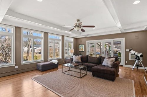 57 Midrocks Dr, Norwalk CT 06851-1626 exterior