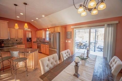 31 Jerome St, Berkley MA 02779-1121 exterior