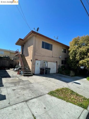 7401 Hillside St, Oakland, CA 94605-2837