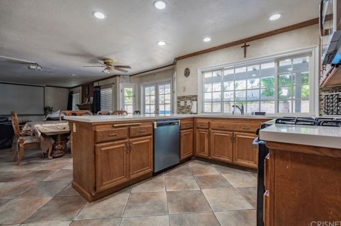 2828 Inyo Cir, Simi Valley CA 93063-2002 exterior