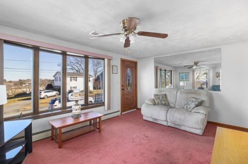 59 Grinnell Ave, Tiverton RI  02878-1901 exterior