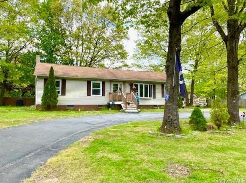 39 Delaware Dr, Sparrowbush, NY 12780-5401