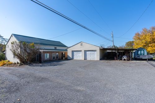 1179 Barkeyville Rd, Grove City PA  16127-4901 exterior