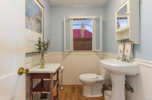 40 Mckinley St, Manchester CT 06040-4845 exterior