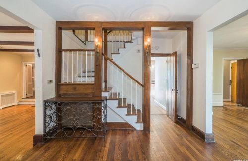 2 Sycamore Dr, Great Neck, NY 11021-1812
