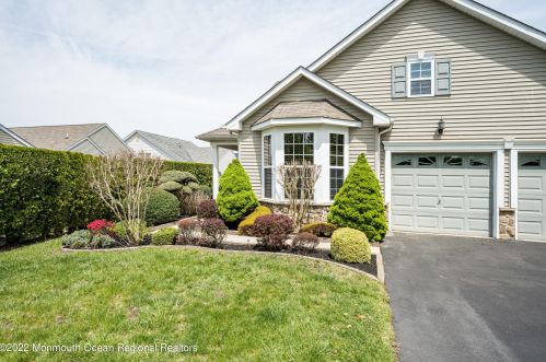 528 Bennington Ln, Lakewood, NJ 08701-5795