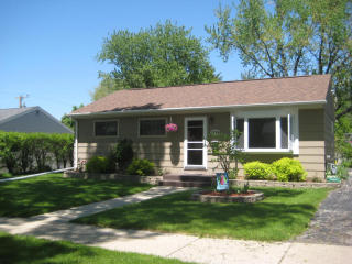 1504 Aldoro Dr, Waukesha, WI 53188-2226