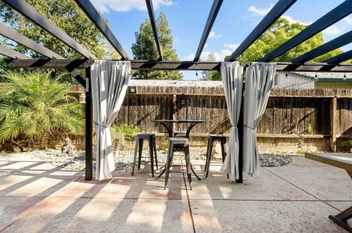 9271 Briles Ct, Elk Grove CA  95624-2451 exterior